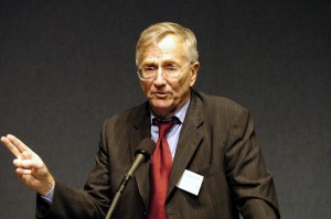Seymour Hersh speaks at the 2004 Letelier-Moffitt Human Rights Award ceremony.